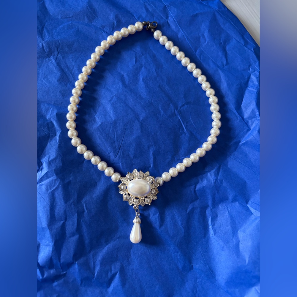 Elegant Pearl Necklace with Silver Accents